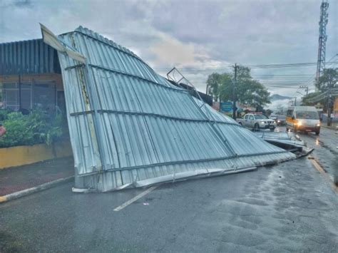 Temporal rajada de vento arranca telhado de lanchonete em Jaraguá