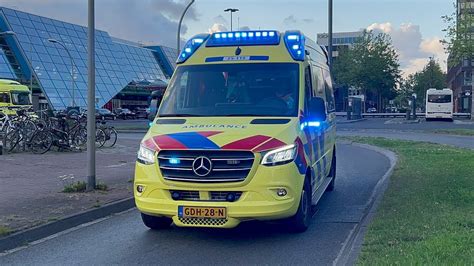 P1 A1 Politie En Ambulance Met Spoed Naar Een Onweelwordig Ambulance