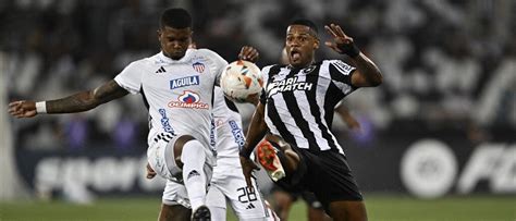 Botafogo sofre apagão no 1º tempo e perde para o Junior Barranquilla na