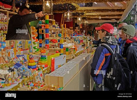 Nuremberg christmas market ornaments hi-res stock photography and ...