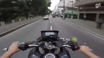 Motociclista que gravou o próprio acidente é youtuber e usa câmera no