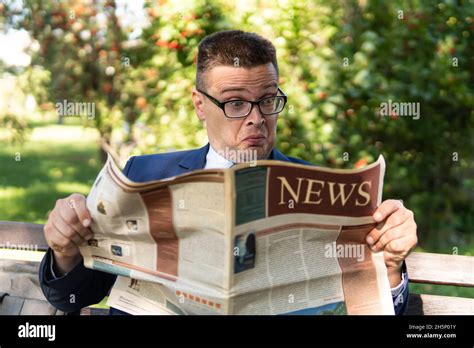 Hombre de negocios con éxito leyendo un periódico financiero mientras