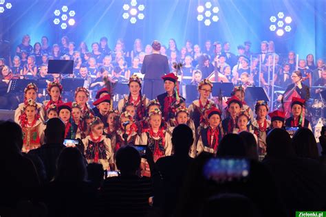 Patriotyczne pieśni dla Ojczyzny i publiczności Koncert z tańcami pod