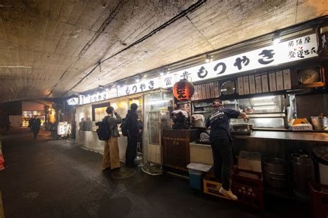 有楽町高架下のレトロなもつ焼き店『居酒屋 登運とん』の串焼き＆もつ煮でゆるりと一杯｜さんたつ By 散歩の達人