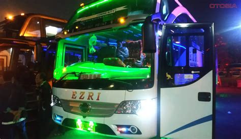 10 Potret Gemerlap Lampu Bis Malam Tampil Eye Catching Di Jalur Lintas