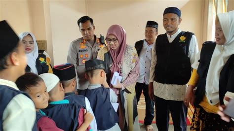 Penuh Kehangatan Anak Anak Dan Pengurus Rumah Cinta Sambut Kedatangan