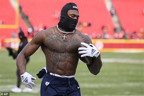 Nfl Dk Metcalf Warms Up Shirtless In Below Degrees In Kansas City