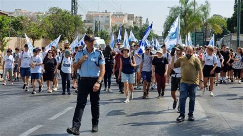 צועדים לעזה מאות אנשים משתתפים בצעדה מכפר סבא לרצועה עומס בכביש 4