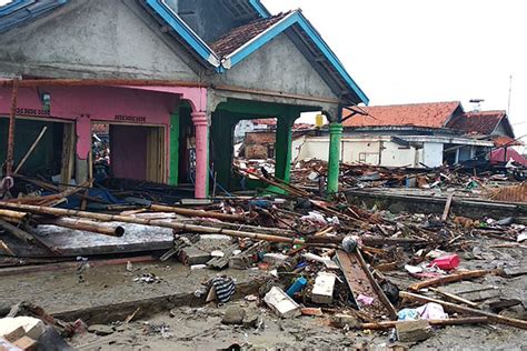 Rotes Kreuz Hilft Menschen Nach Tsunami In Indonesien Drk E V