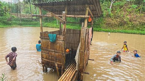 Kolam Ikan Toilet Tradisional Hujan Deras Mengguyur Kampung Di Garut