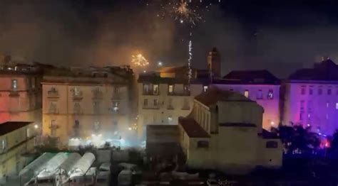 Napoli festa infinita fuochi d artificio senza sosta in città