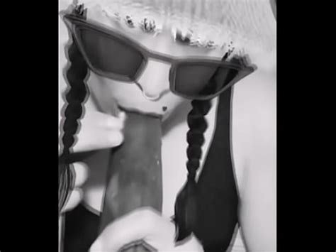 Putito poniendo un condón con la boca a un pepino XVIDEOS