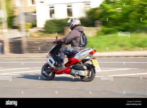 Moped rider -Fotos und -Bildmaterial in hoher Auflösung – Alamy