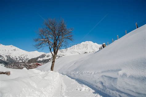 大雪后可通行的道路高清图片下载 正版图片505955596 摄图网