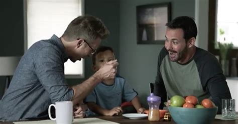 Une pub met en scène un couple gay et son fils les Twittos réagissent