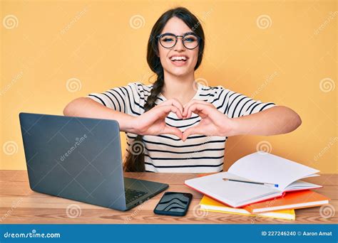 Brunette Adolescente Travaillant Au Bureau Avec Ordinateur Portable Souriant Amoureux Montrant