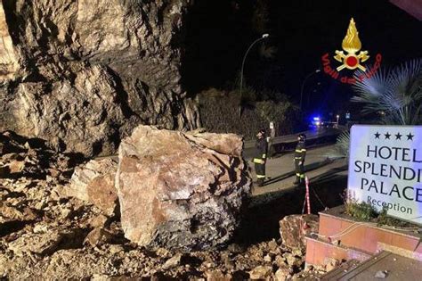 Frana Sulla Gardesana Strada Chiusa In Entrambi I Sensi Di Marcia Tra