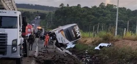 IML libera corpos das nove vítimas de acidente ônibus de turismo no