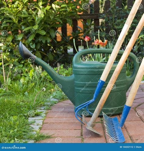 Gartenarbeit stockfoto. Bild von dose, hilfsmittel, draussen - 14432112