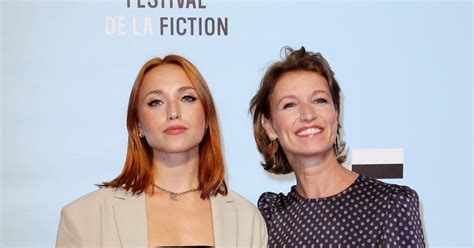 Chlo Jouannet Et Sa M Re Alexandra Lamy Au Photocall De La C R Monie