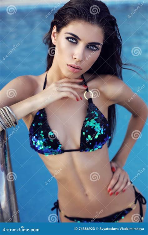 Herrliche Frau Mit Dem Dunklen Haar Im Eleganten Bikini Stockbild