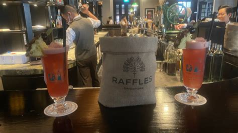 singapore sling   long bar raffles hotel singapore youtube