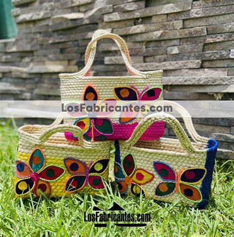 Bs Bolsa Mediana Tejida En Palma Con Flor Y Mariposa De Colores