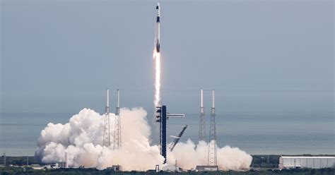 Spacex Lanzó La Cápsula Que Buscará A Los Astronautas Varados En El