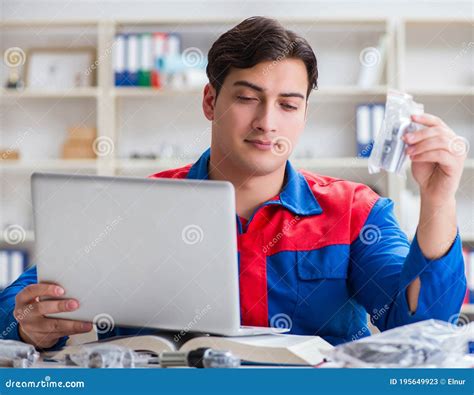 Ouvrier Dans Le Fonctionnement D Uniforme Sur Le Projet Image Stock