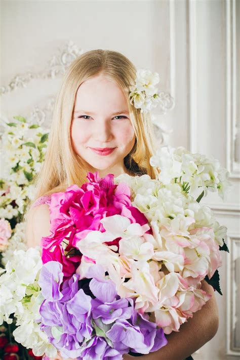 Retrato Da Menina Atrativa Um Ramalhete Das Flores Imagem De Stock