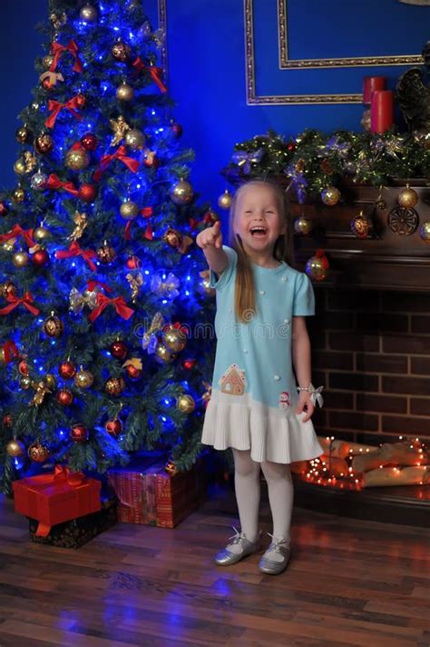 Petite Fille Blonde Dans La Robe Bleue Et Blanche Photo Stock Image