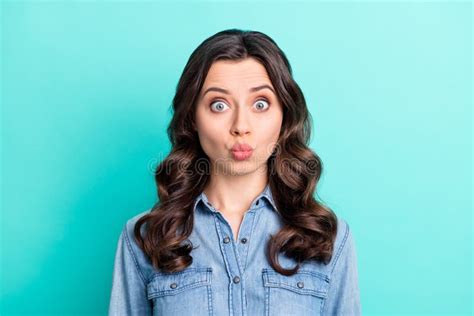 Foto De Una Jovencita Coqueta Dama De Brunette Golpea La Ropa De Beso Con Camisa Rosa Aislada En