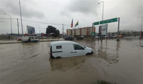 Av 21 de Mayo vehículos se encuentran atrapados por rotura de matriz