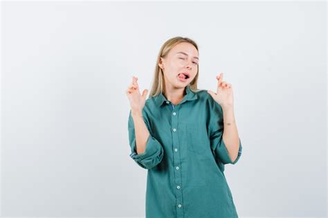 Fille Blonde Debout Les Doigts Crois S Un Clin D Il Et Un Clin D Il En Blouse Verte Et La