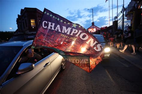 25 Fotos De Los Festejos Liverpool En La Puerta De Anfield Por El Histórico Título De La Premier