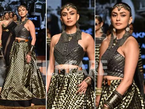 Mrunal Thakur Walks For Jj Valaya Show At Lakme Fashion Week