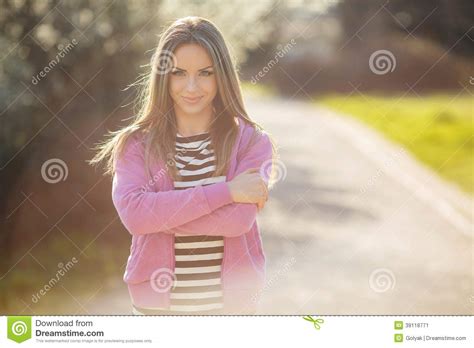 Portret Van Mooi Glimlachend Blonde In Openlucht Stock Afbeelding Image Of Meisje Handen