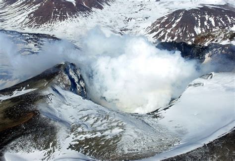 Este martes comienza evacuación por posible erupción del volcán Copahue