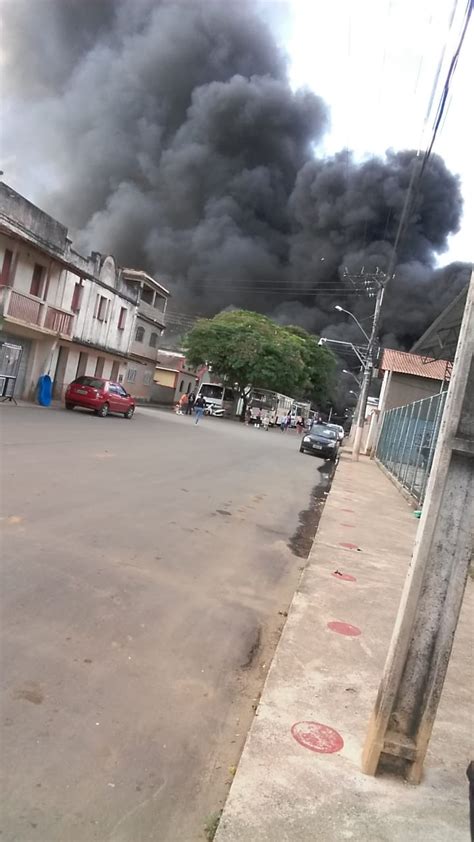 A Gazeta Caminhão combustível tomba e pega fogo em Afonso Cláudio