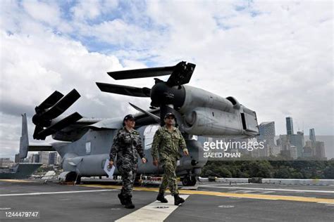 Uss Tripoli Stock Fotos Und Bilder Getty Images