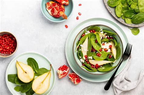 Ensalada De Espinacas Y Peras Con Queso De Cabra Y Semillas De Granada