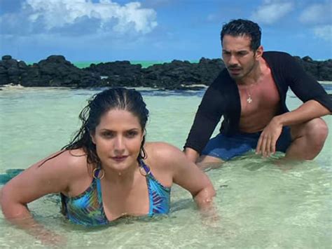 Zareen Khan & Aksar 2 Legal Notice & War Of Words. - Filmibeat