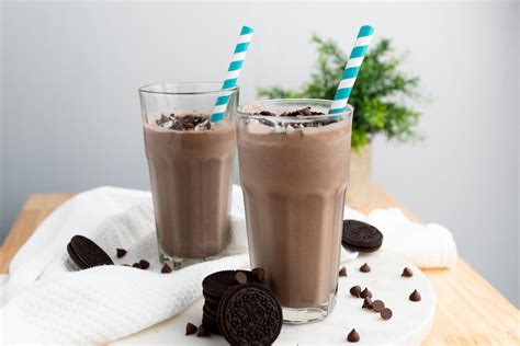 Oreo Milkshake Recipe | TheBestDessertRecipes.com