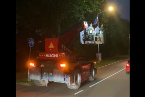 Boeren Halen Zelf Vlaggen Weer Weg In Alblasserdam Grotere Vlag Op