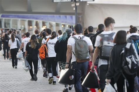 Miles De Voluntarios Son Desplegados En Valencia Para Ayudar En La