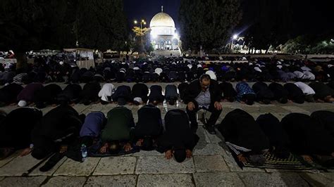 Suasana Khidmat Umat Islam Laksanakan Salat Tarawih Di Kompleks Masjid