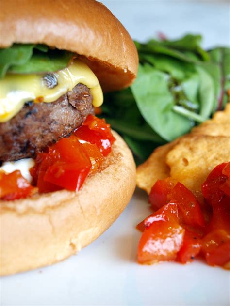 Saftige Chili Cheeseburger Mit Knackigem Salat Und Crackern CHAMY AT