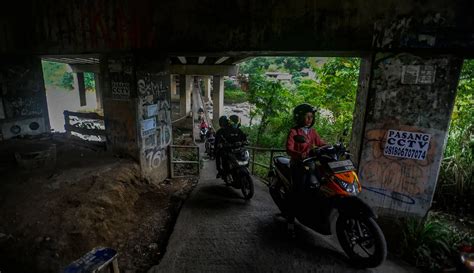 Pangkas Waktu Tempuh Menuju Puncak Pengendara Motor Lintasi Jalur