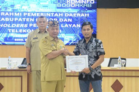 Pemdakab Bogor Beri Penghargaan Kepatuhan Pembayaran Retribusi Menara