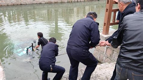 老人驾驶三轮车不慎坠河，上海警民合力暖心救助 大都会 澎湃新闻 The Paper